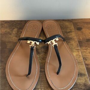 Tory Burch Emmy Thong Sandals in Black Patent Leather. Size 8